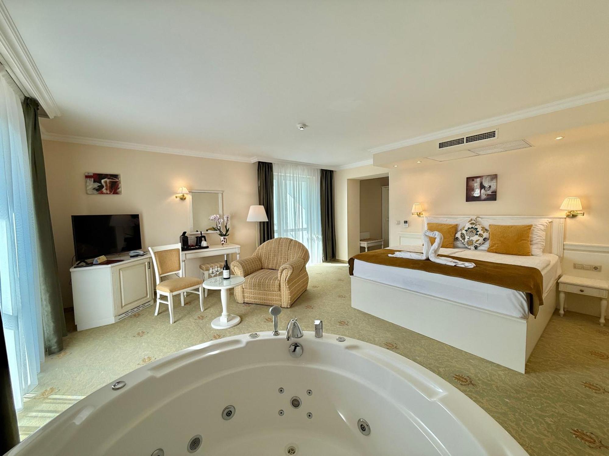 Calimbra Wellness Hotel Superior ミシュコルツ エクステリア 写真